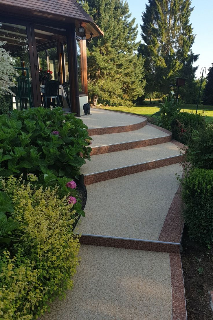 Allée de jardin en résine de marbre : le guide pour bien choisir