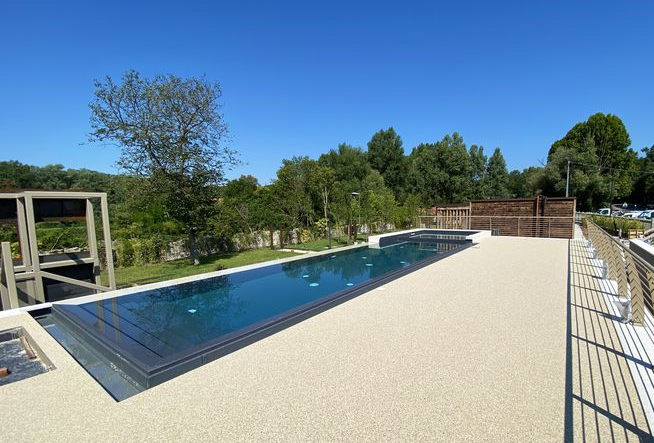 Contour de piscine antidérapant : quel revêtement choisir ?